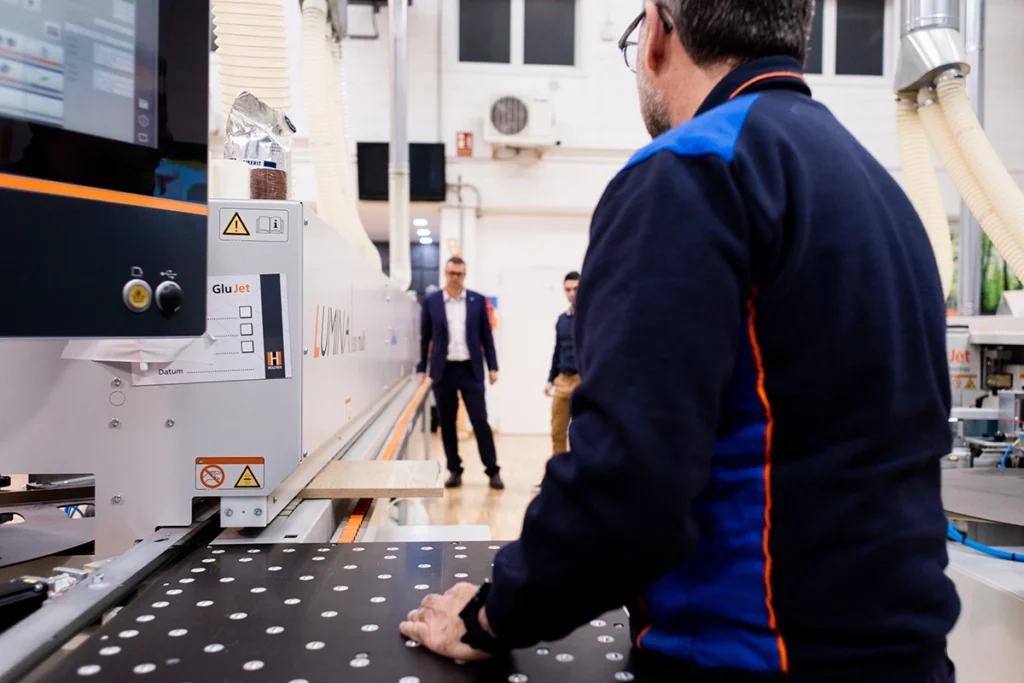 demostración encoladora para madera en Airmatic