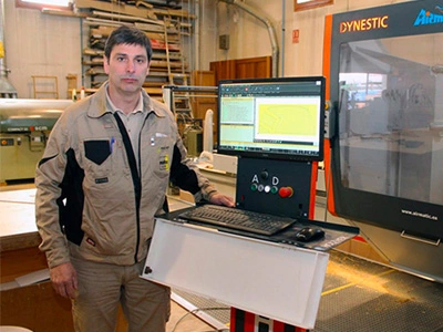 Persona junto a Maquinaria taller Puigvert