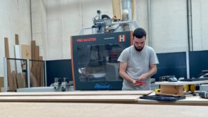 tècnic d'Arquetypo amb control numèric d'airmatic