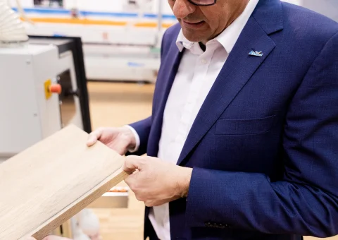 Comercial mostrant un detall d'acabat del cantell.